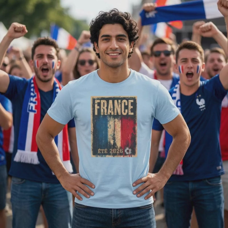 Video showing the France Été 2026 football t-shirt on a model in a match day crowd setting, featuring a vintage blue, white and red supporter graphic.